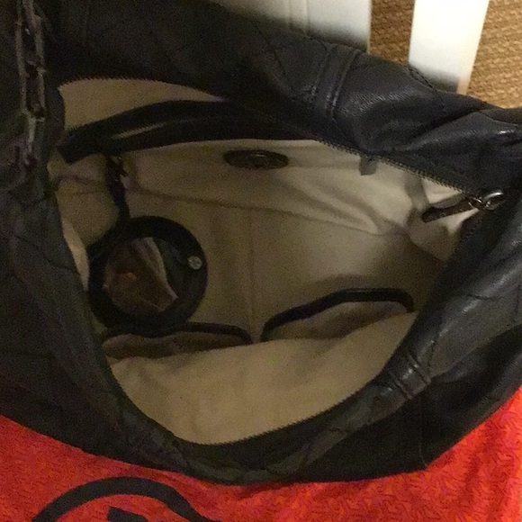 Tory Burch quilted leather purse with gun metal chain strap. - Picture 11 of 12